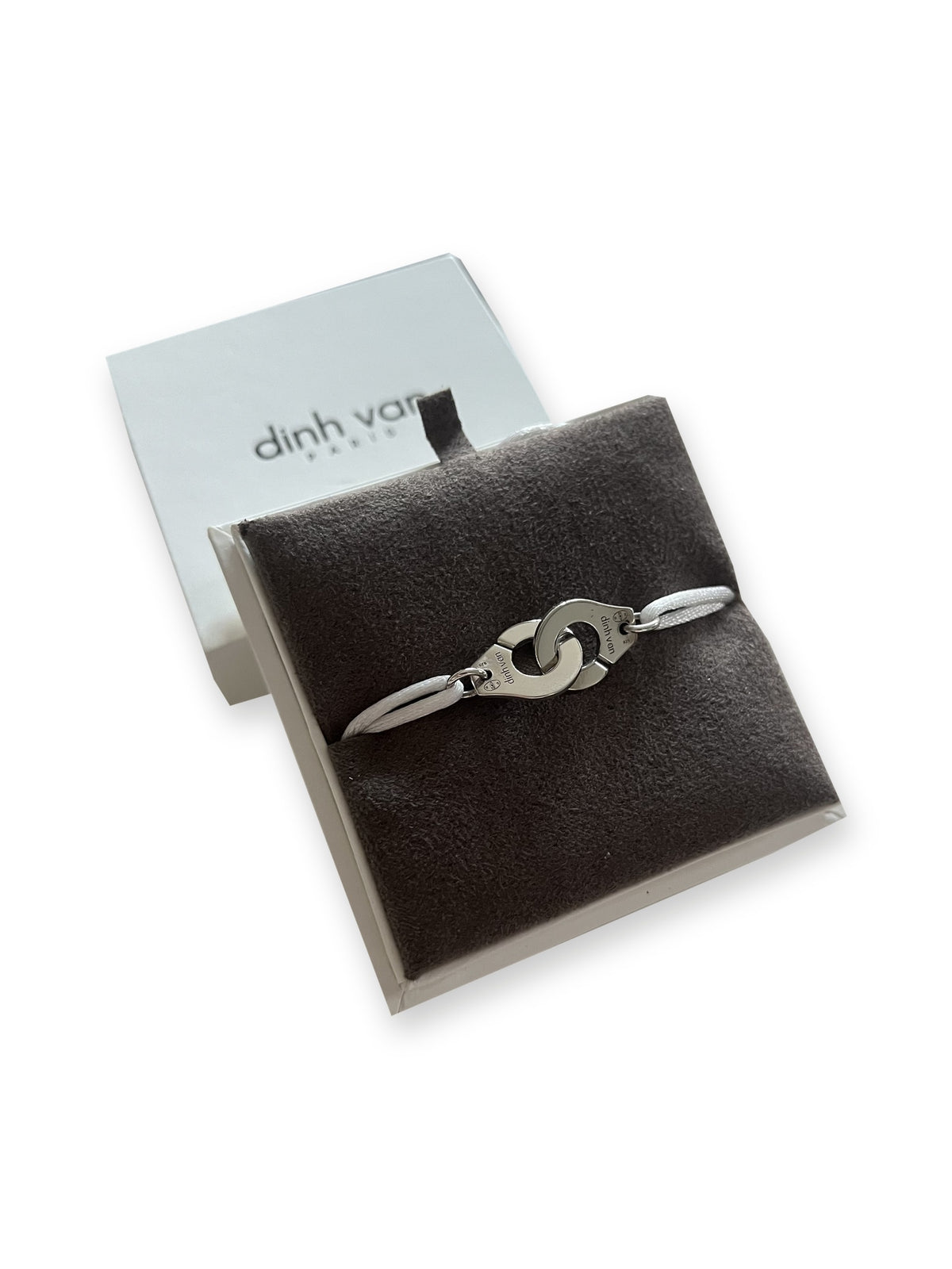 Bracelet Menottes R12 Dinh Van en argent 925/1000 dans son écrin, vue d’ensemble