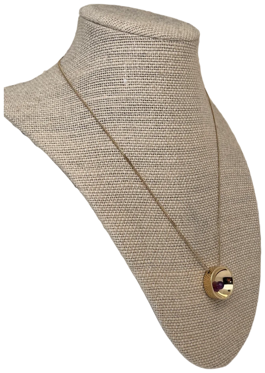 Collier pendentif Dinh Van Osmose améthyste et or jaune, présenté sur un buste
