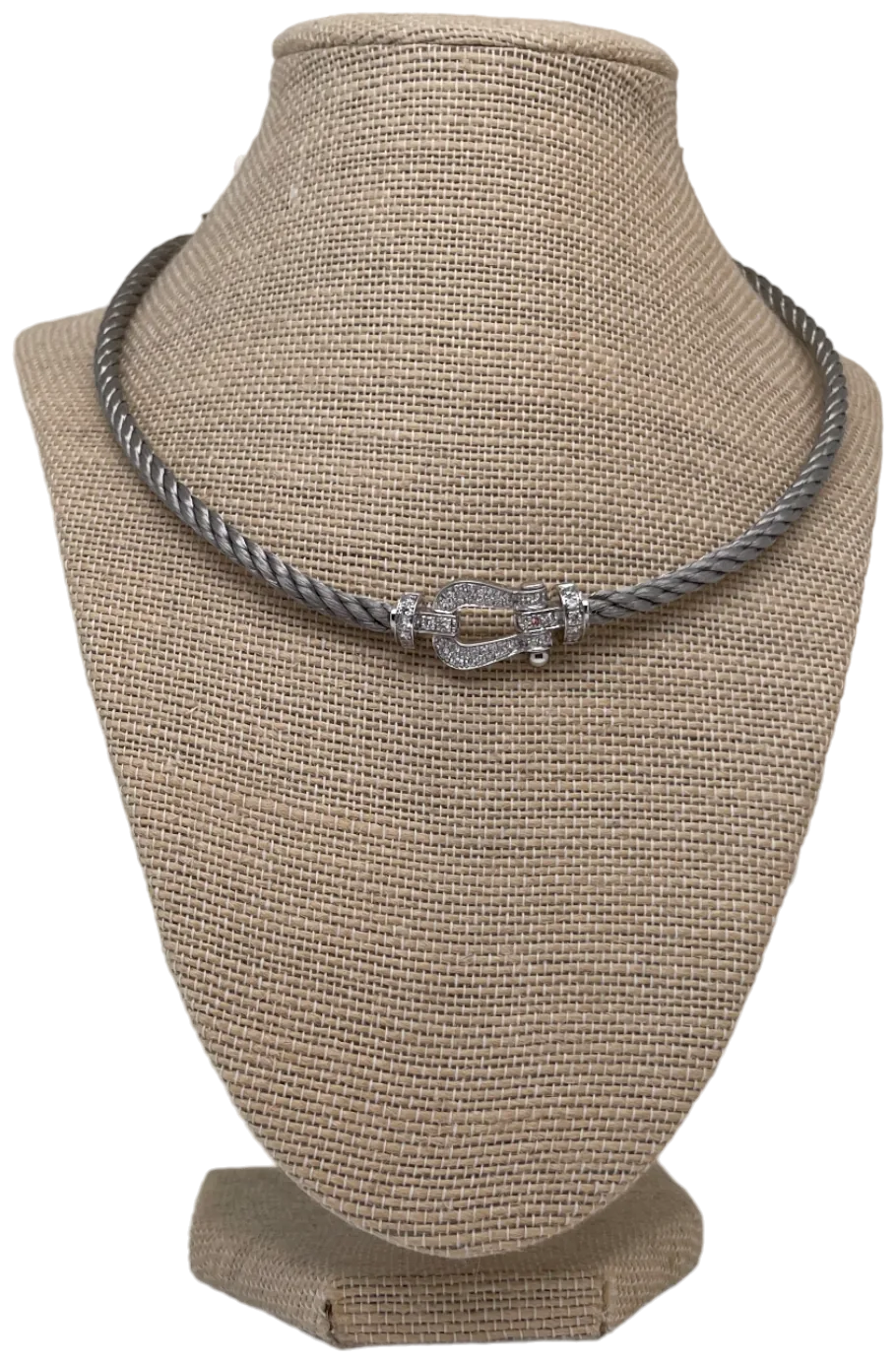 Collier Fred Force 10 diamants et or blanc, présenté sur un buste