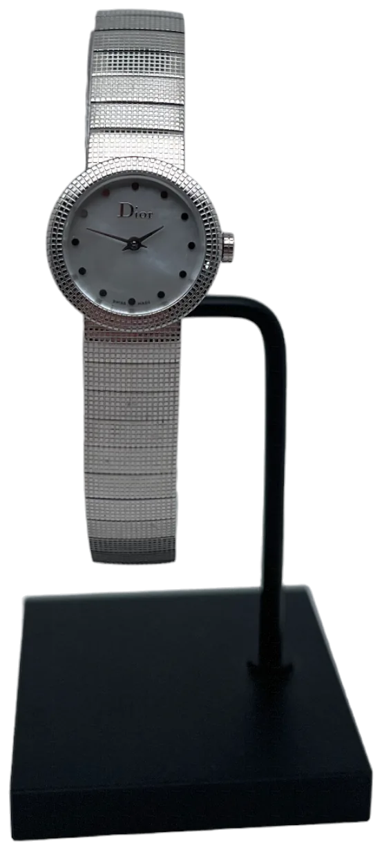 Montre Dior Mini D nacre et acier sur son présentoir
