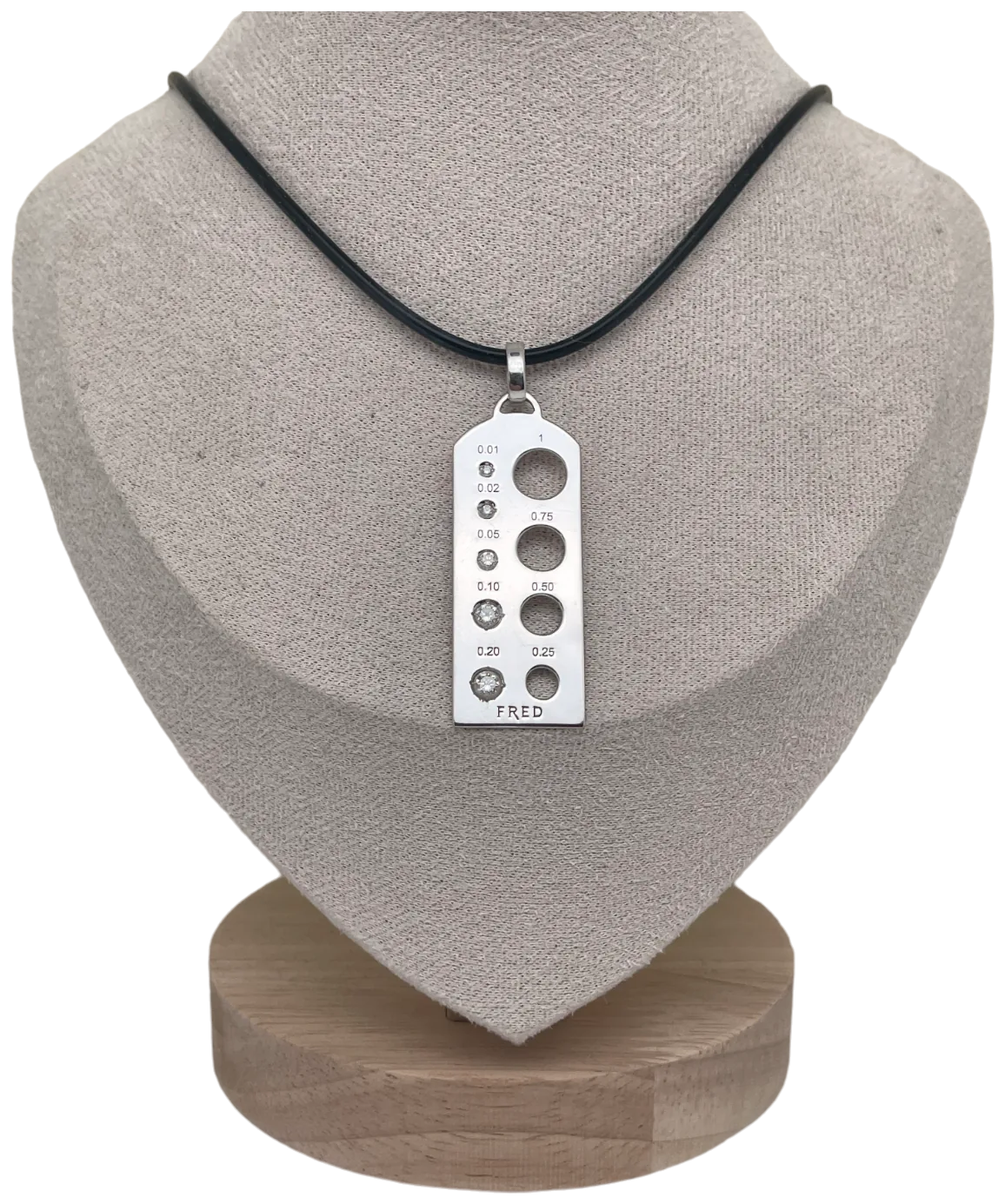 Pendentif Fred Calibre 5 diamants et or blanc sur cordon, présenté sur un buste